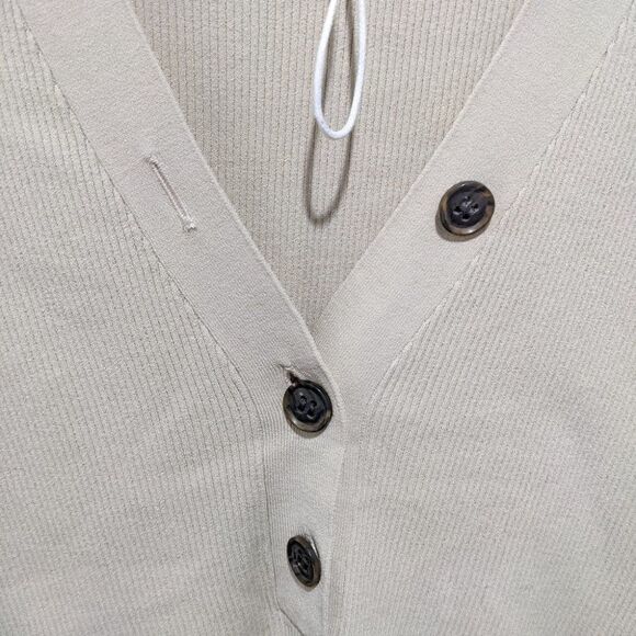 New frame | Rib-Knit V-Neck Top in Vanilla - Picture 7 of 9